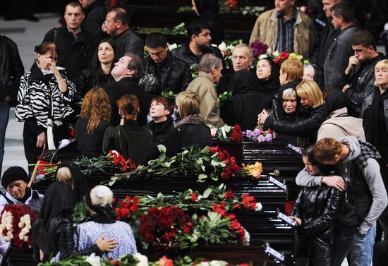 Last respects for Lokomotiv Yaroslavl hockey players