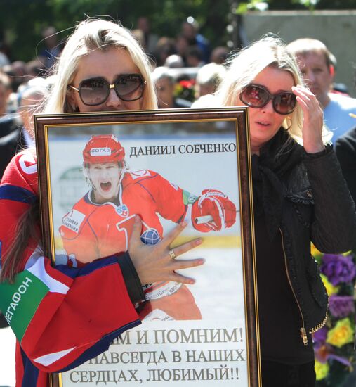 Funerals of hockey players D. Sobchenko and V. Anikeyenko