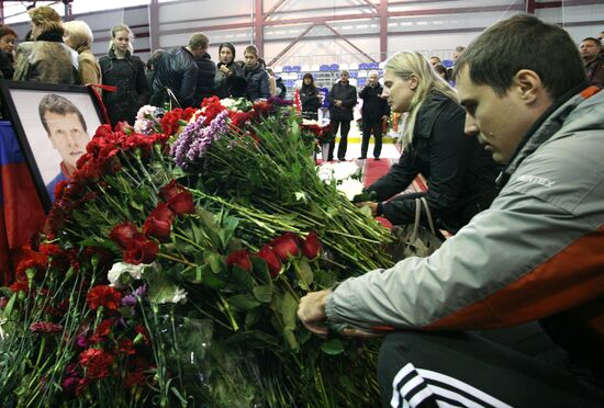 Last respects for Lokomotiv Yaroslavl coach Igor Korolev