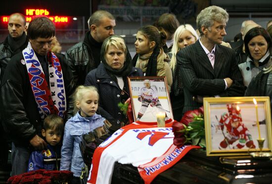 Last respects for Lokomotiv Yaroslavl coach Igor Korolev