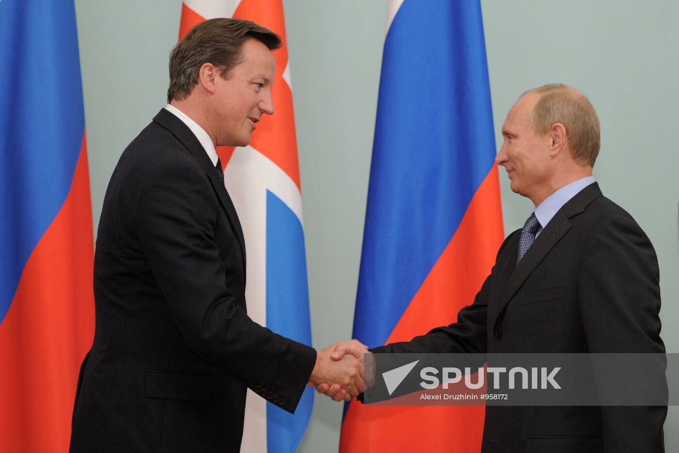 Vladimir Putin meets with David Cameron