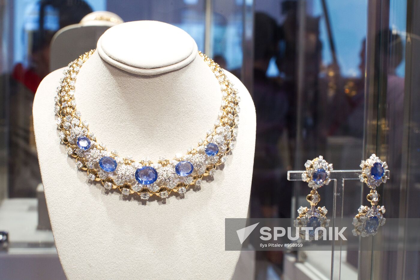 Exhibition of Elizabeth Taylor's clothing and jewelry collection