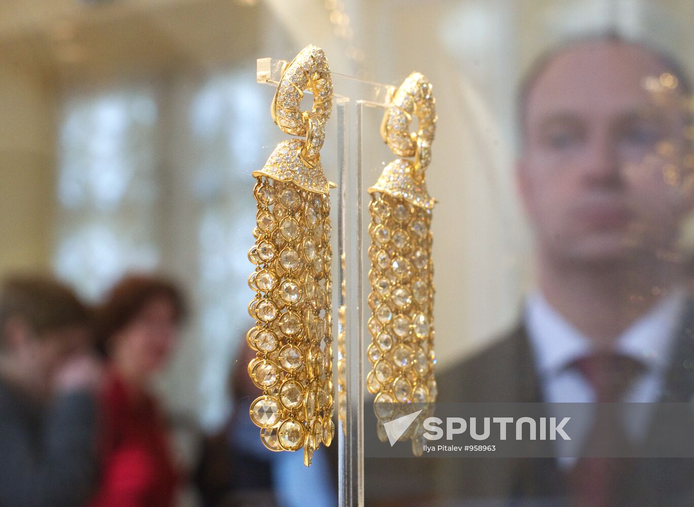 Exhibition of Elizabeth Taylor's clothing and jewelry collection