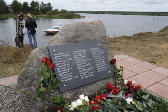 Memorial ceremonies at Yak-42 crash site