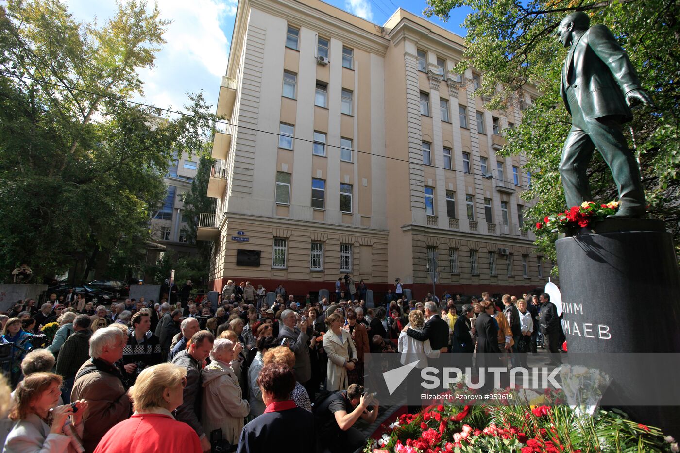 Unveiling of monument to singer Muslim Magomayev