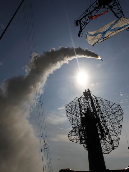 S-300 rocket launched from sea-based "Fort" on Varangian cruiser