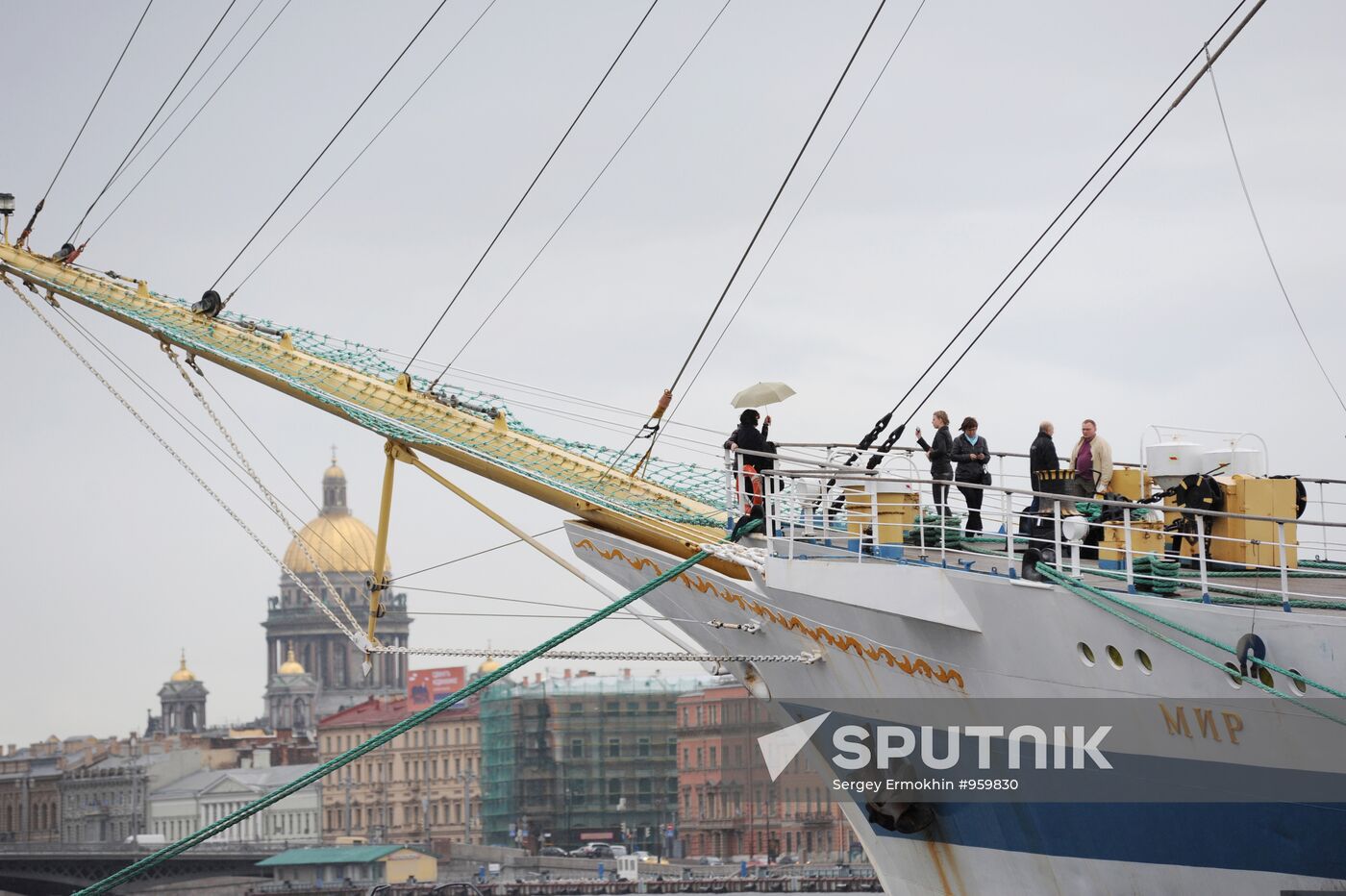 Training tall ship "Mir" returns to St. Petersburg