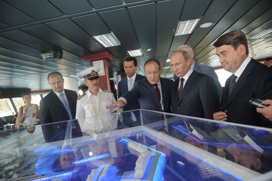 Vladimir Putin visits "Vyacheslav Tikhonov" ship