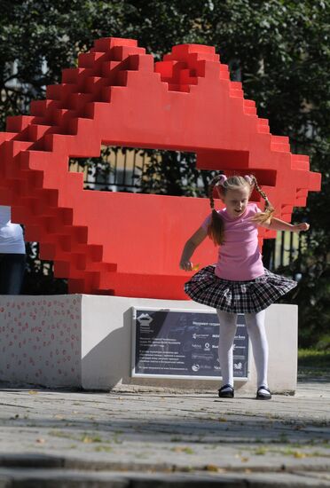 Kiss For City sculpture in Chelyabinsk