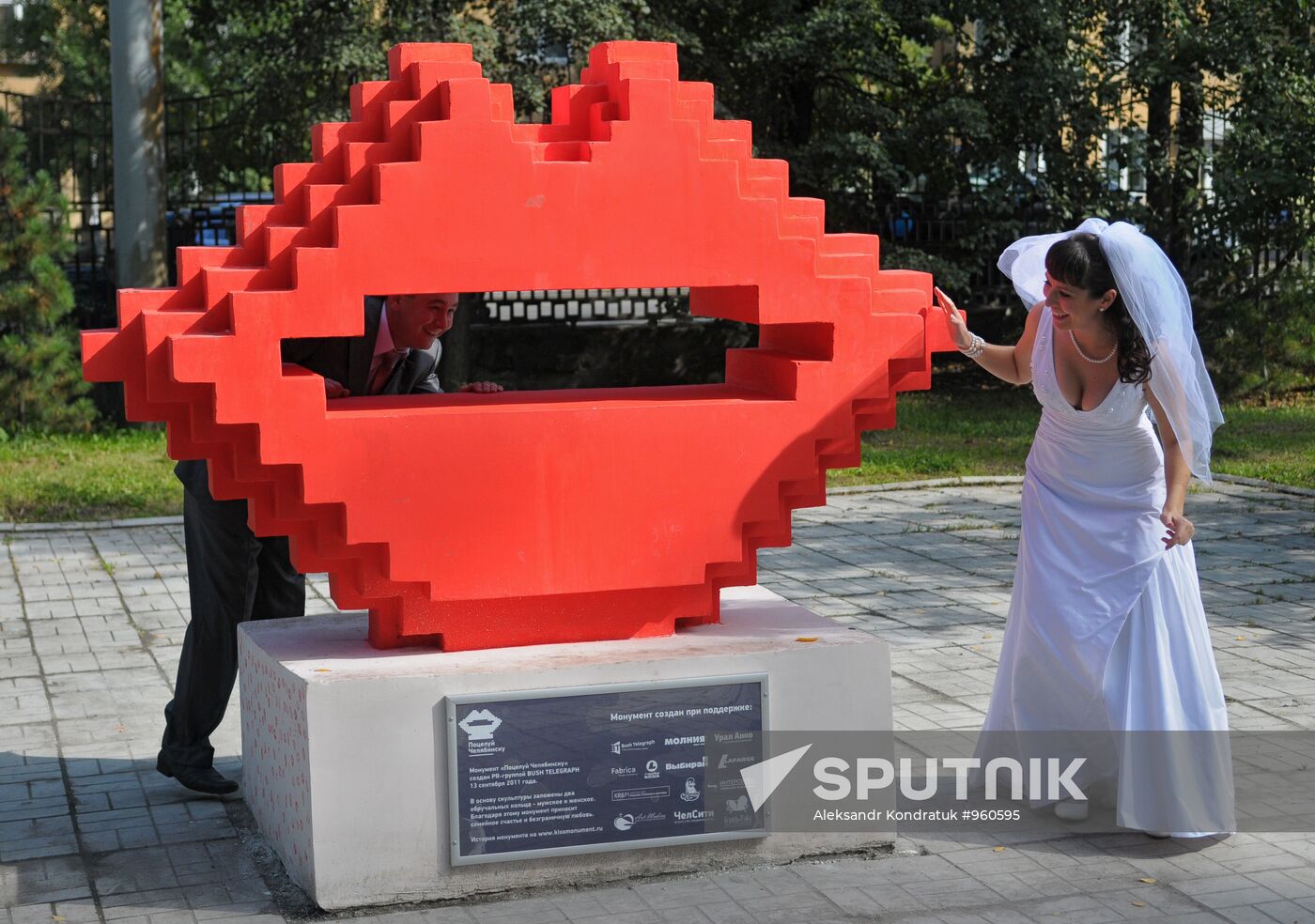 Kiss For City sculpture in Chelyabinsk