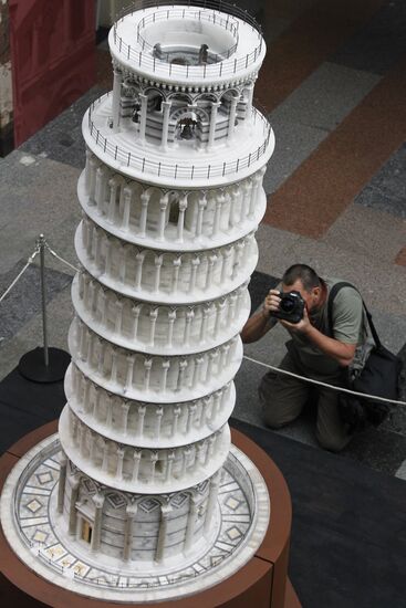 Tower of Pisa mock-up installed at GUM department store