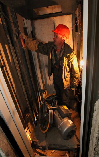 Installation of residential building lift in Vladivostok