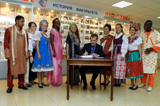 Meeting on universitry students' social status