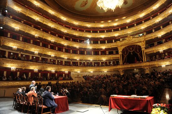 Gathering of the troupe at the State Academic Bolshoi Theater
