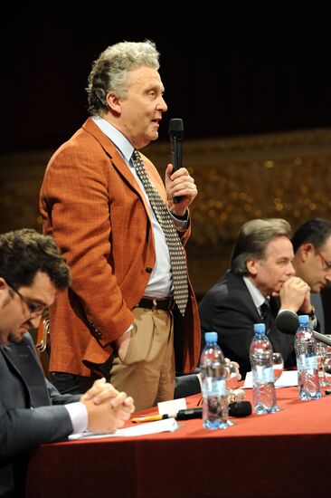 Gathering of the troupe at the State Academic Bolshoi Theater