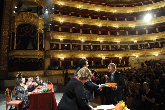 Gathering of the troupe at the State Academic Bolshoi Theater