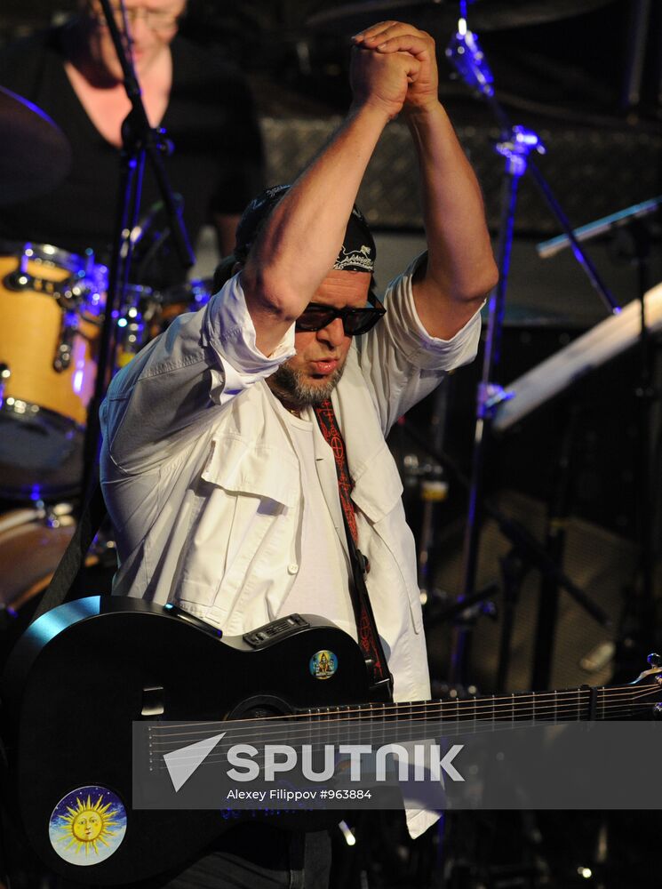 Boris Grebenshchikov and Aquarium perform in Moscow