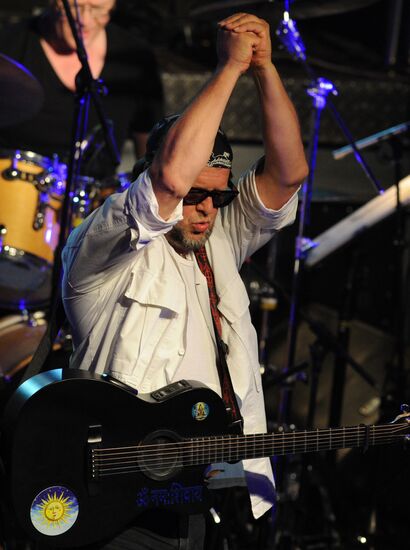 Boris Grebenshchikov and Aquarium perform in Moscow