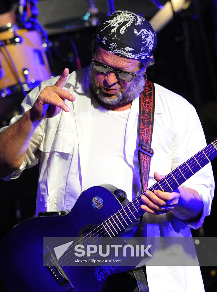Boris Grebenshchikov and Aquarium perform in Moscow