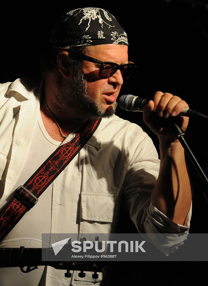 Boris Grebenshchikov and Aquarium perform in Moscow