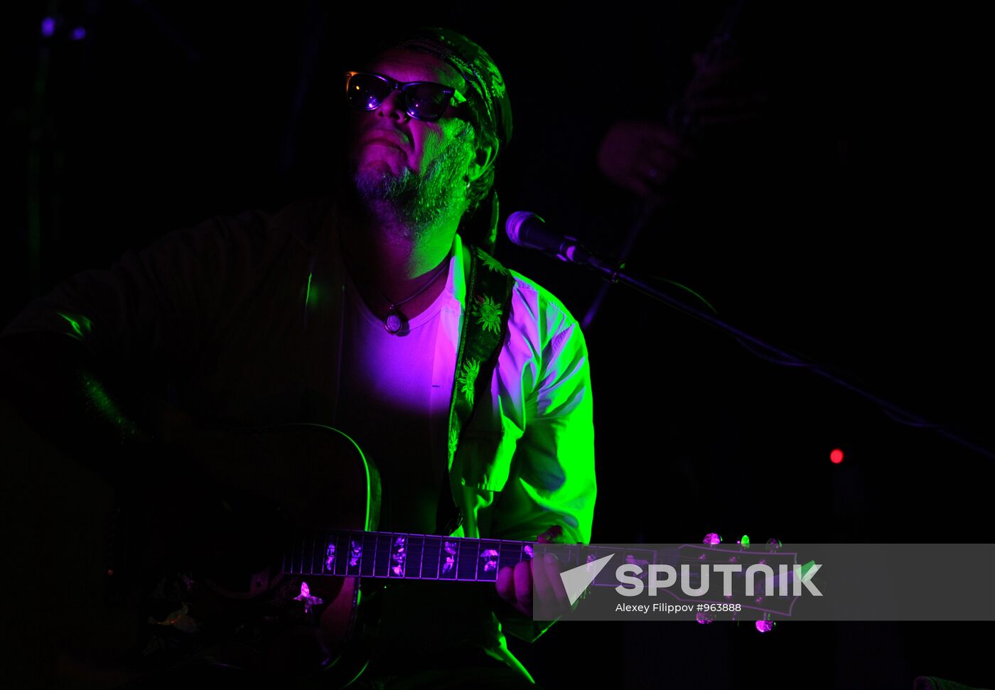 Boris Grebenshchikov and Aquarium perform in Moscow