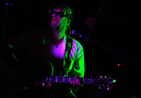 Boris Grebenshchikov and Aquarium perform in Moscow