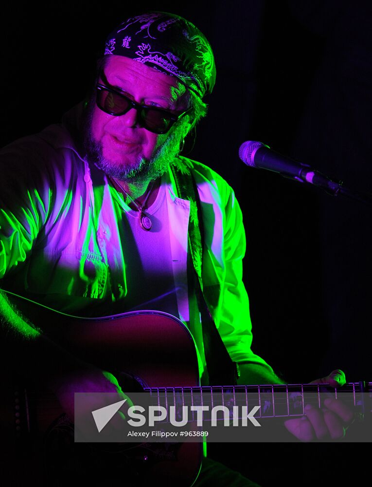 Boris Grebenshchikov and Aquarium perform in Moscow