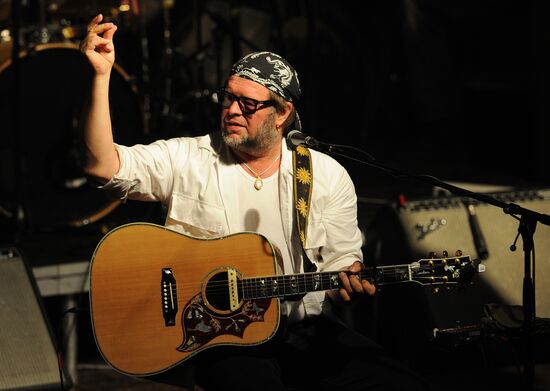 Boris Grebenshchikov and Aquarium perform in Moscow