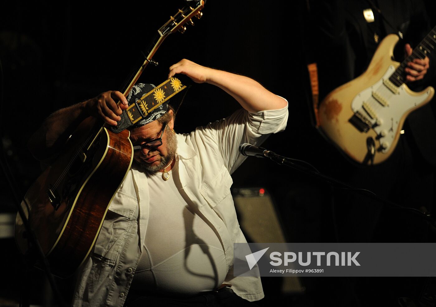 Boris Grebenshchikov and Aquarium perform in Moscow