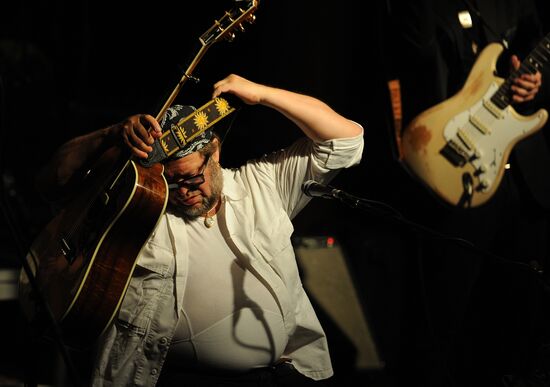 Boris Grebenshchikov and Aquarium perform in Moscow