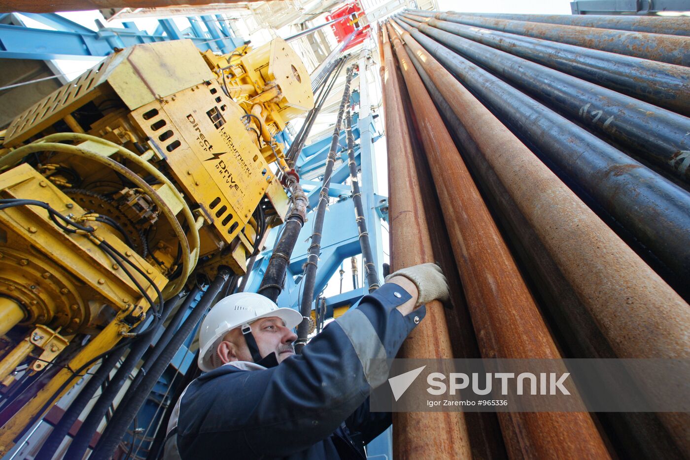 Roving Yermak drilling rig at work