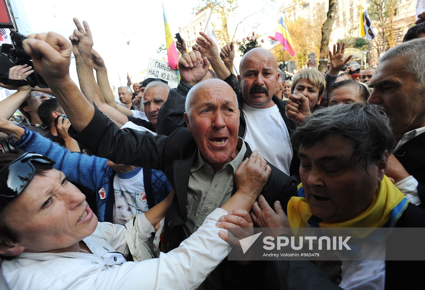 Yulia Tymoshenko's supporters burst through police cordon