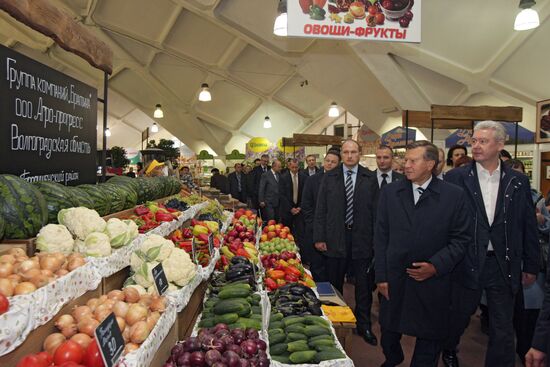 Viktor Zubkov and Sergei Sobyanin visit Danilovsky Market