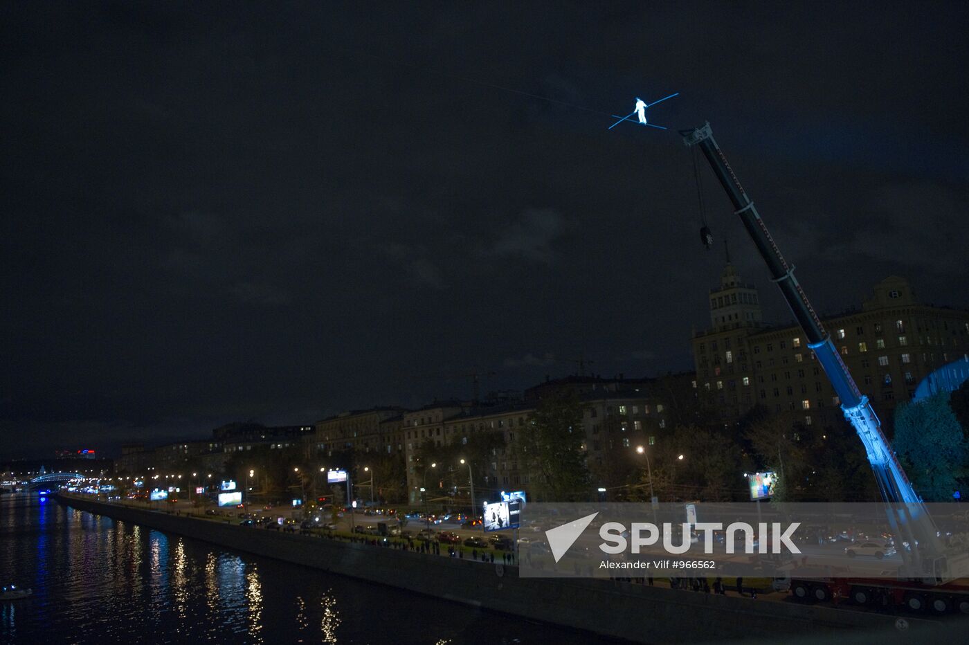 Tightrope walker Freddy Nock attempts to cross Moscow River