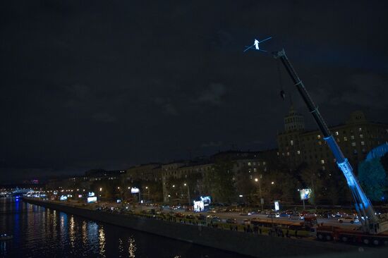 Tightrope walker Freddy Nock attempts to cross Moscow River