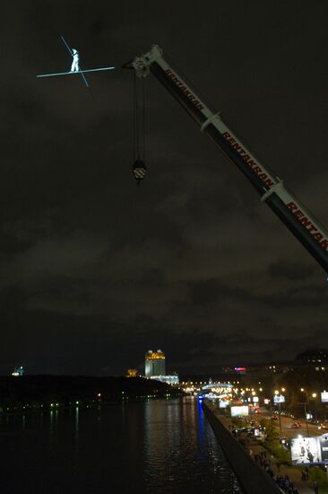 Tightrope walker Freddy Nock attempts to cross Moscow River