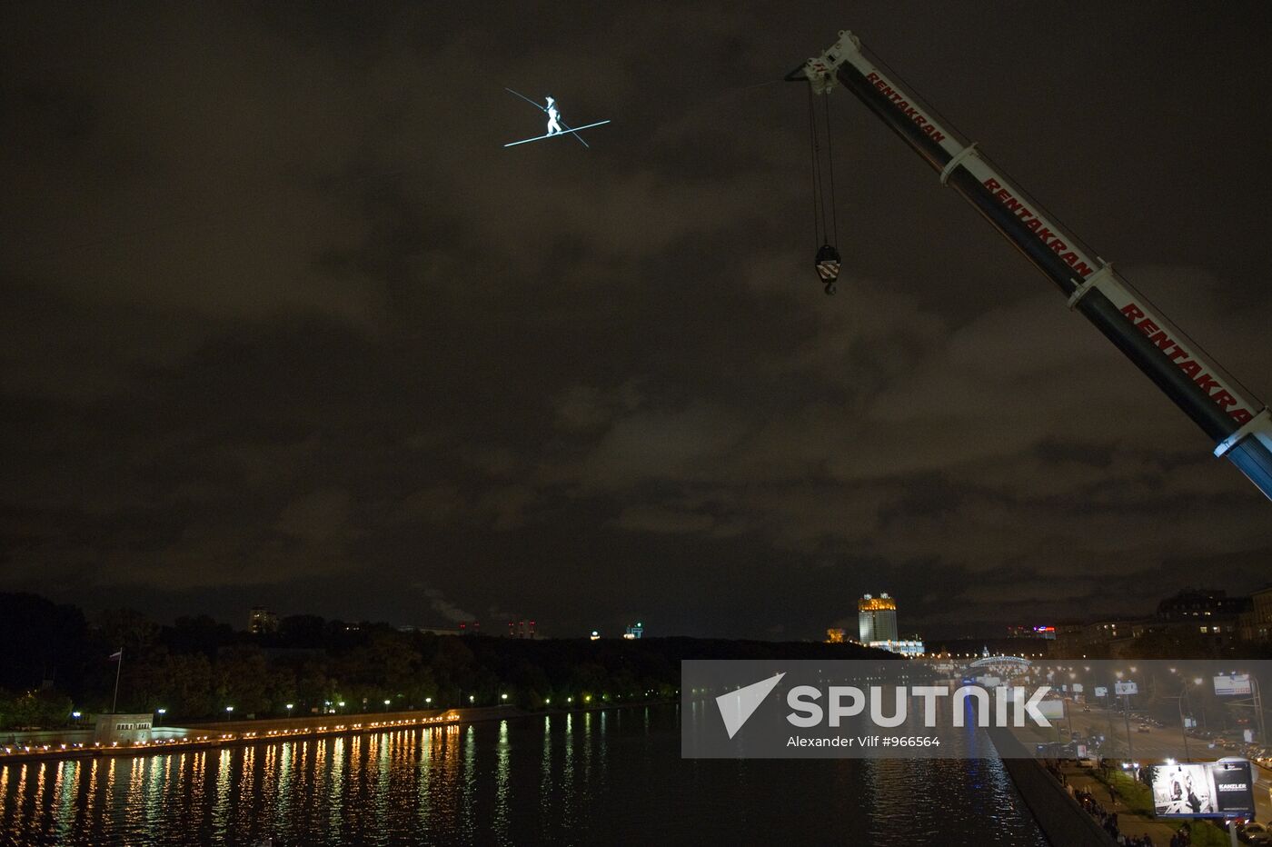 Tightrope walker Freddy Nock attempts to cross Moscow River