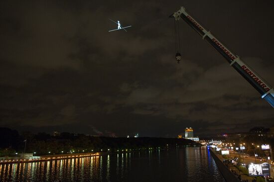 Tightrope walker Freddy Nock attempts to cross Moscow River