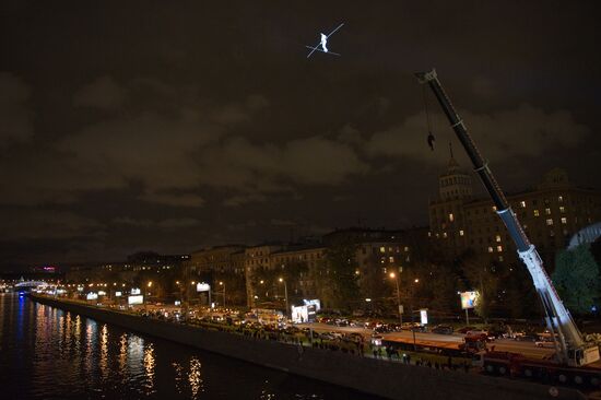 Tightrope walker Freddy Nock attempts to cross Moscow River