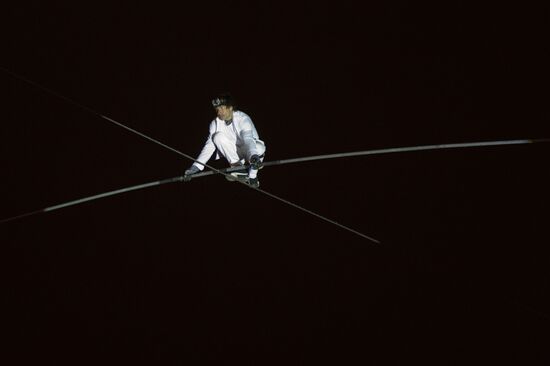 Tightrope walker Freddy Nock attempts to cross Moscow River