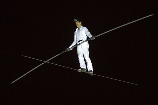 Tightrope walker Freddy Nock attempts to cross Moscow River