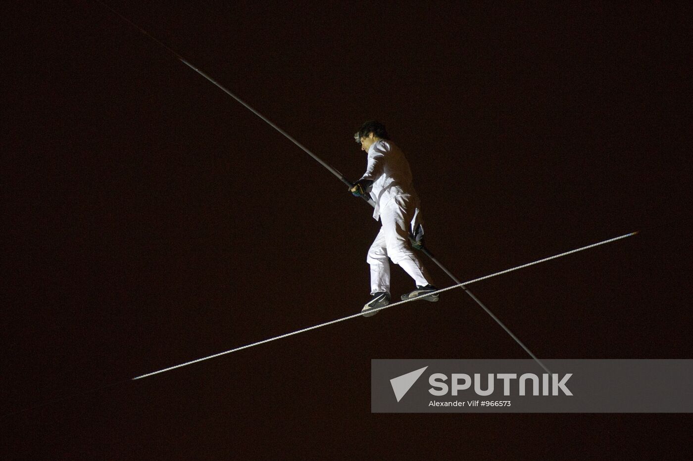 Tightrope walker Freddy Nock attempts to cross Moscow River