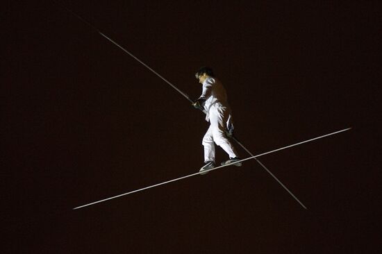 Tightrope walker Freddy Nock attempts to cross Moscow River
