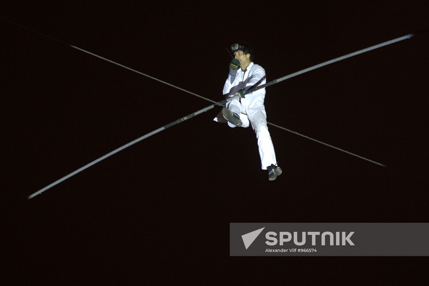 Tightrope walker Freddy Nock attempts to cross Moscow River