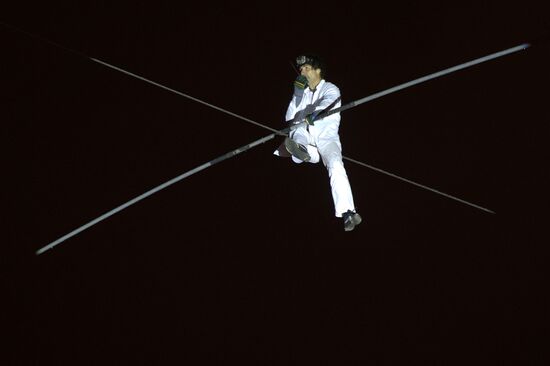 Tightrope walker Freddy Nock attempts to cross Moscow River