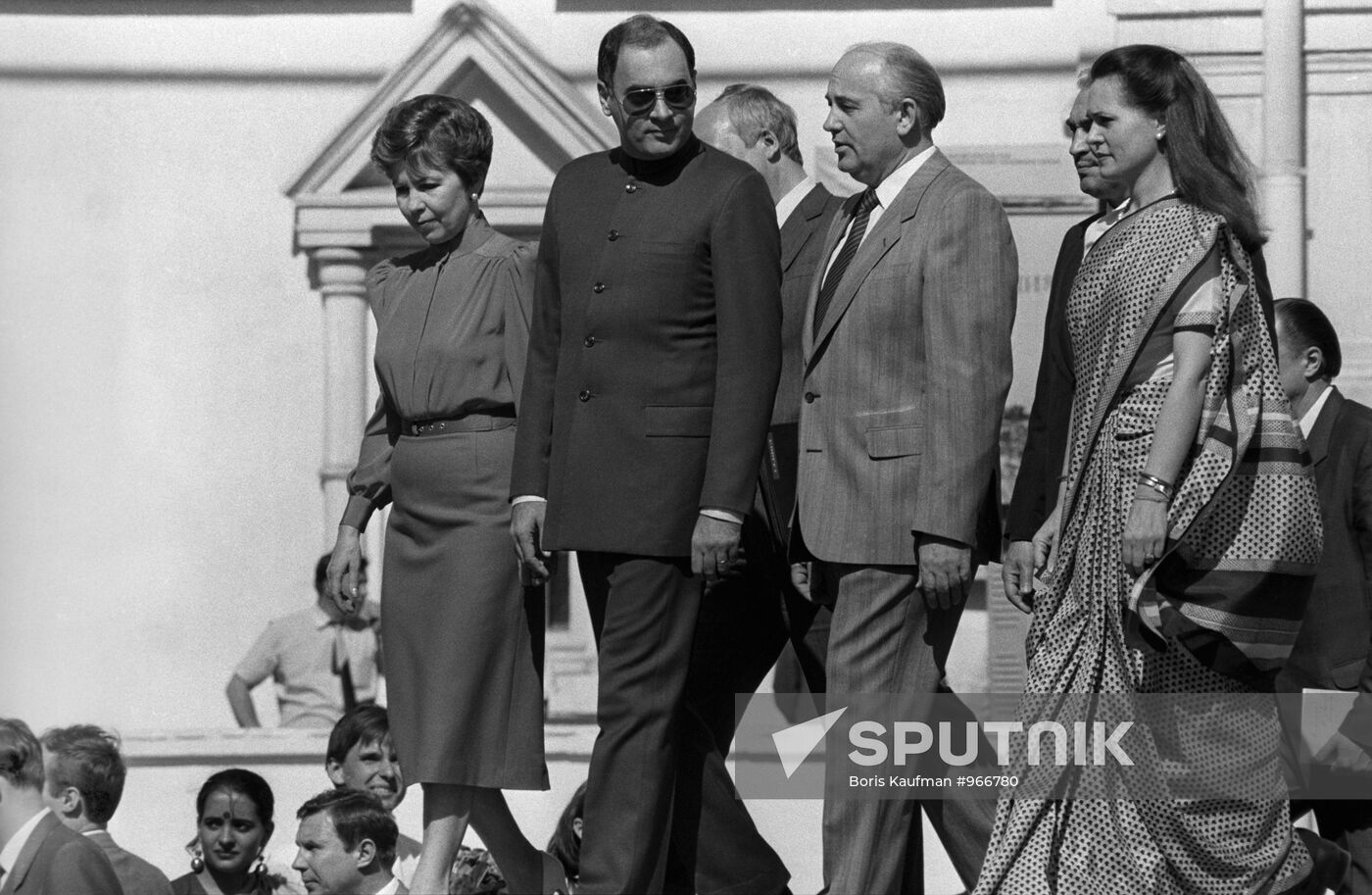 Mikhail Gorbachev and Rajiv Gandhi with wives