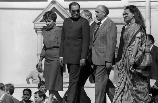 Mikhail Gorbachev and Rajiv Gandhi with wives