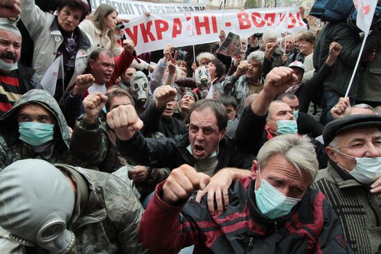 Tymoshenko supporters block exit from Pechersky court in Kiev