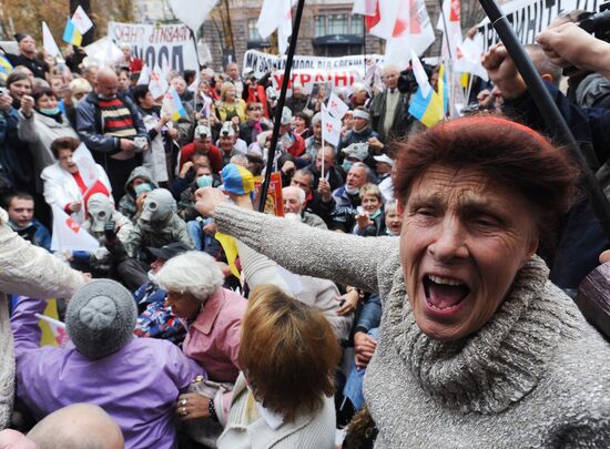 Tymoshenko supporters block exit from Pechersky court in Kiev