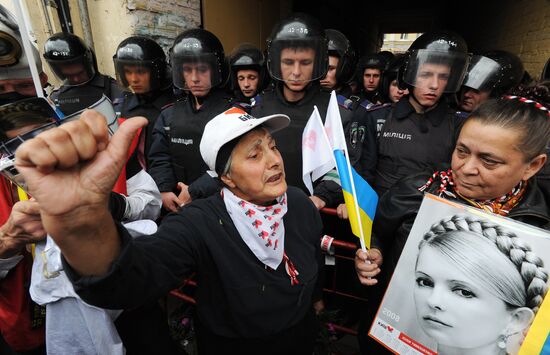 Yulia Tymoshenko supporters block Pechersky court exit in Kiev